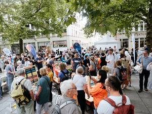 Besucher und Besucherinnen beim 9. Gastmahl in Dresden