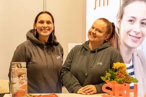 Zu sehen sind zwei Mitarbeiterinnen aus dem Berufsbildungswerk Dresden am Messestand.