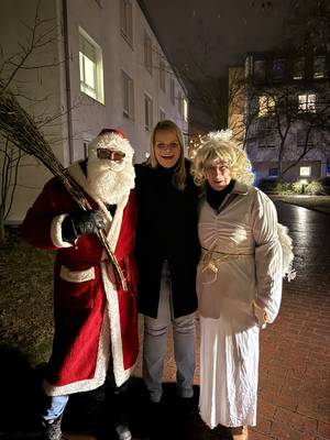 3 Personen beim SRH Weihnachtsmarkt